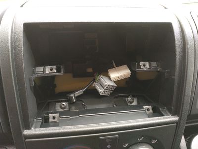 Bild 006: Vorher: Radioschacht mit Haltewinkel