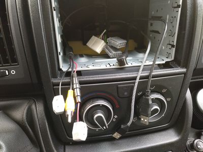 Bild 008: Radioschacht mit Einbaurahmen