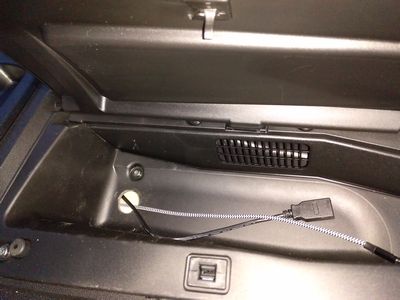 Bild 009: Kühlfach mit USB-Kabeln