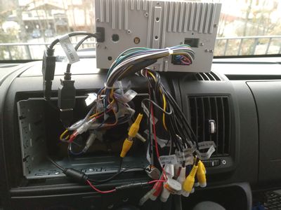 Bild 010: Angeschlossenes Radio vor dem Einbau