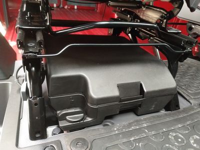 Bild 012: Entfernbare Plastikbox unter dem Beifahrersitz