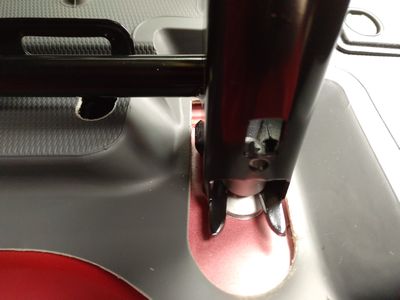 Bild 013: Hinten nur eingehaktes Sitzgestell