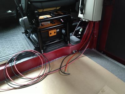 Bild 016: Aus der B-Säulen-Abdeckung austretende Solarkabel hinter der Zweitbatterie