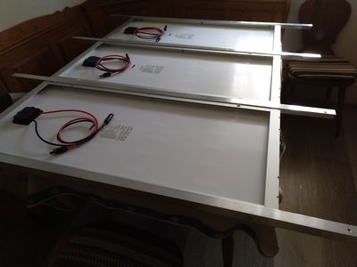Bild 017: Die drei mittels Aluprofile miteinander befestigten Solarmodule
