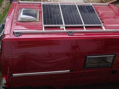 Bild 018: Die auf dem Dachträger montierten Solarmodule in der Draufsicht