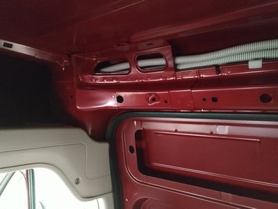 Bild 019: Verlegte Kabel in Kabelschutzrohren im Holm oberhalb der Schiebetür