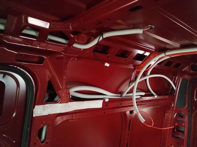 Bild 020: Verlegte Kabel beifahrerseitig hinten mit Dachdurchführung für die Solarkabel