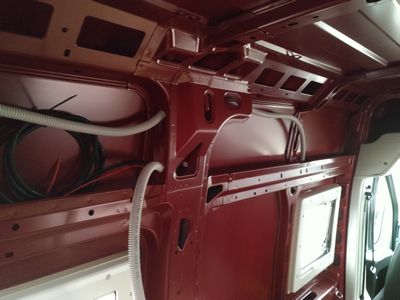 Bild 022: Verlegte Kabel fahrerseitig in Höhe der C-Säule