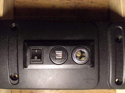 Bild 023: Einbau-Steckdose 12 V/USB in der beifahrerseitigen Abdeckung der D-Säule