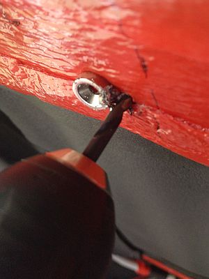 Bild 025: Metallspäne werden beim Vorbohren mit einem Magneten gesammelt