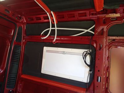 Bild 027: Armaflexplatten zwischen den Querholmen am Dach