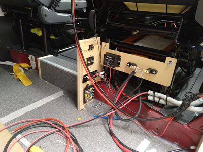 Bild 034: Holzplatte mit StandBy-Charger und Sammelschiene und bestückte Seitenwand des Elektrokastens