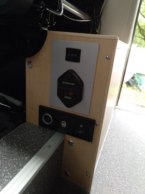 Bild 035: Seitenwand des inzwischen fertigen Elektrokastens mit Wechselschalter, Sicherungsautomat und Einbausteckdose