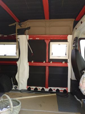 Bild 040: Mit weißem Leder verkleidete Säulen und mit braunem Leder bezogener Übergang zum Dach