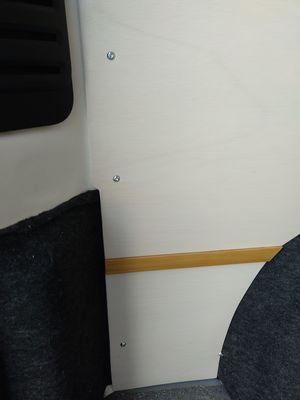 Bild 043: Mit einer Holzleiste überdeckte Nahtstelle zweier Verkleidungsplatten hinter dem Kotflügel