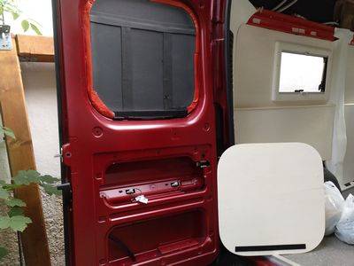 Bild 046: Verkleidungsplatte für den großen Ausschnitt in der fahrerseitigen Hecktüre