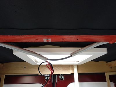 Bild 048: Hinter der Dachluke die Blenden über den Hecktüren