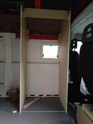 Bild 049: Die beiden hier noch provisorisch gesetzten Badezimmerwände