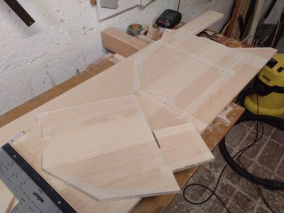 Bild 053: Aussägen der Trennwände auf der Werkbank