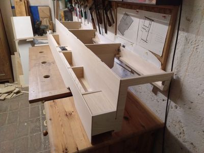 Bild 054: Der fertige fahrerseitige Hängeschrank auf der Werkbank