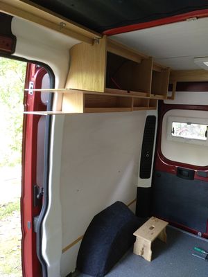 Bild 056: Der noch nicht ganz fertige beifahrerseitige Hängeschrank