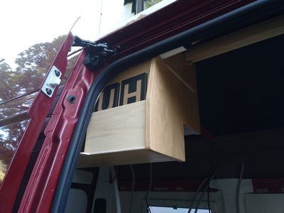 Bild 057: Der beifahrerseitige Hängeschrank wird im Bereich der Schiebetür schrittweise komplettiert