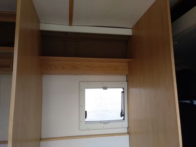 Bild 060: Blende am Oberlängsholm zwischen den beiden Badezimmerwänden