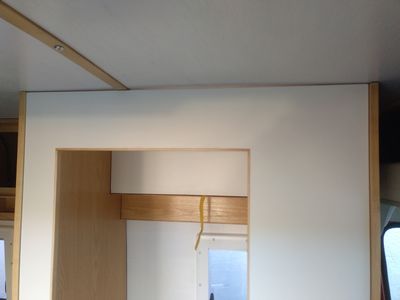 Bild 061: Der Hängeschrank zwischen den beiden Badezimmerwänden