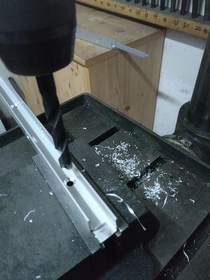 Bild 062: Bohren der Befestigungslöcher für die Bodenprofile passend für Senkkopfschrauben