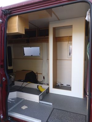 Bild 063: Der Unterbau des Podestbodens mit Warmluftrohren und Steckdose in der Front