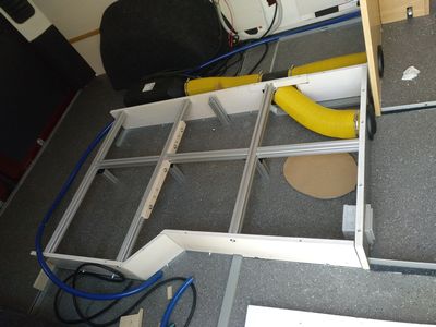 Bild 065: Am mittleren Querprofil befestigten wir Holzadapter für die Lukenscharniere