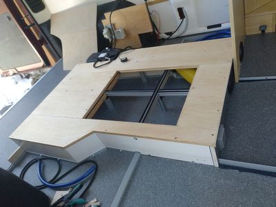 Bild 066: Der vierteilige Podestpoden auf dem Unterbau