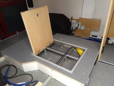 Bild 068: Podest mit montierter Lukenklappe