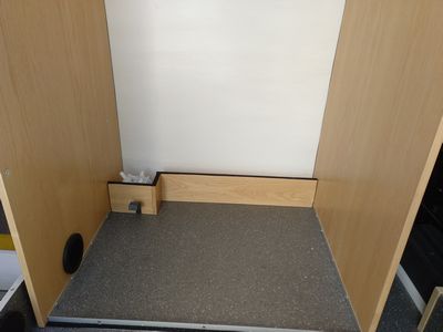 Bild 069: Fußpumpe mit Blenden am Fußboden im Bad