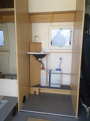 Bild 073: Die Wasser- und Abwassergarnitur im Bad