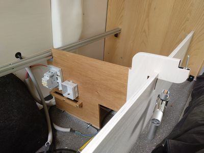 Bild 075: Die noch nicht richtig montierte Querplatte mit Nase