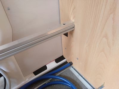 Bild 076: Befestigung des vorderen Nutprofils an der hinteren Badezimmerwand