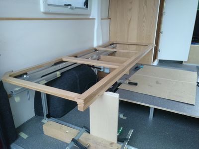 Bild 079: Das zunächst nur provisorisch montierte Obergestell mit klappbarer Lattenrosthalterung