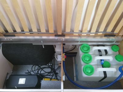 Bild 082: Die drei Frischwasserkanister unterhalb des hochgeklappten Lattenrosts