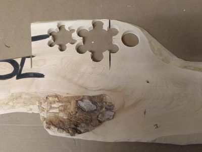 Bild 084: Das Fichtenholzbrett nach dem Heraussägen der Drehknöpfe und der Distanzscheibe