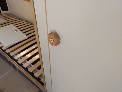 Bild 085: Der äußere Drehknopf in der Badezimmertür