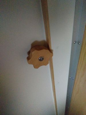 Bild 086: Der innere Drehknopf in der Badezimmertür mit einer fehlenden Rippe zum Öffnen