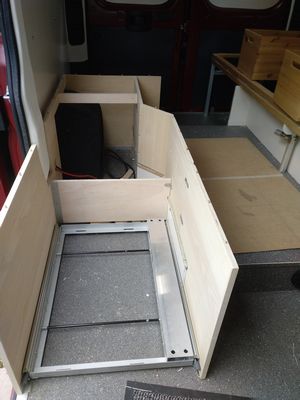 Bild 089: Der untere Teil der Küchenzeile mit eingebautem Kühlboxauszug