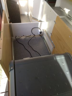 Bild 090: Die hier herausgezogene Kühlbox wird mit einem 12V- und einem 230V-Kabel angeschlossen