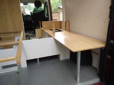 Bild 091: Blick von hinten auf die Küchenplatte und der hier schon direkt anschließenden Gepäckraumplatte