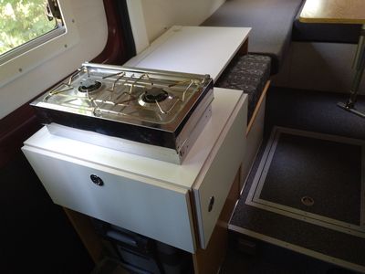 Bild 094: Die Küchenzeile ist fertig und der Spirituskocher ist auf dem Küchenkasten montiert