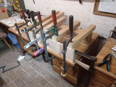 Bild 095: Herstellung der gebogenen Blende auf der Werkbank mit vielen Schraubzwingen