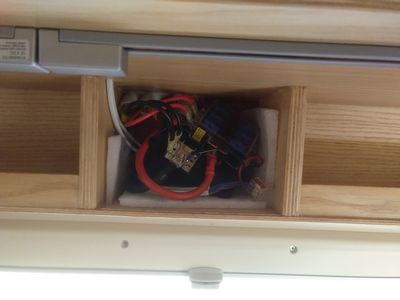 Bild 098: Das Verteilerkästchen direkt gegenüber am Hängeschrank auf der Fahrerseite