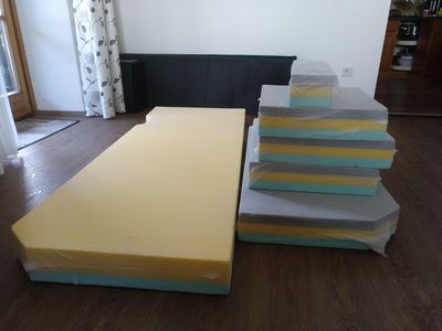 Bild 100: Alle Matratzen haben 3 Schichten mit verschiedenen Härtegraden, die größte fürs Fahrerbett zwei gleiche