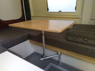 Bild 102: Ist das Mittelbett abgebaut, lässt sich der Wohnraumtsich montieren